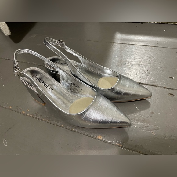 Silver sling back pumps - Picture 2 of 4